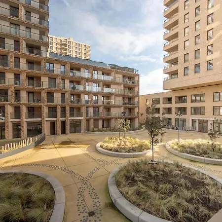 Апартаменти Stylish 2-bedroom With Terrace *