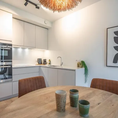 Stylish 2-bedroom With Terrace Апартаменти